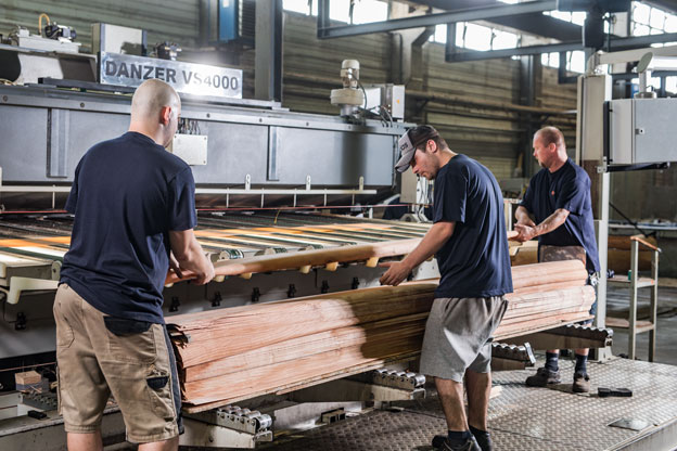 Production team operating advanced VS4000 slicers at Danzer Bohemia Dyharna, the largest veneer plant in Europe.