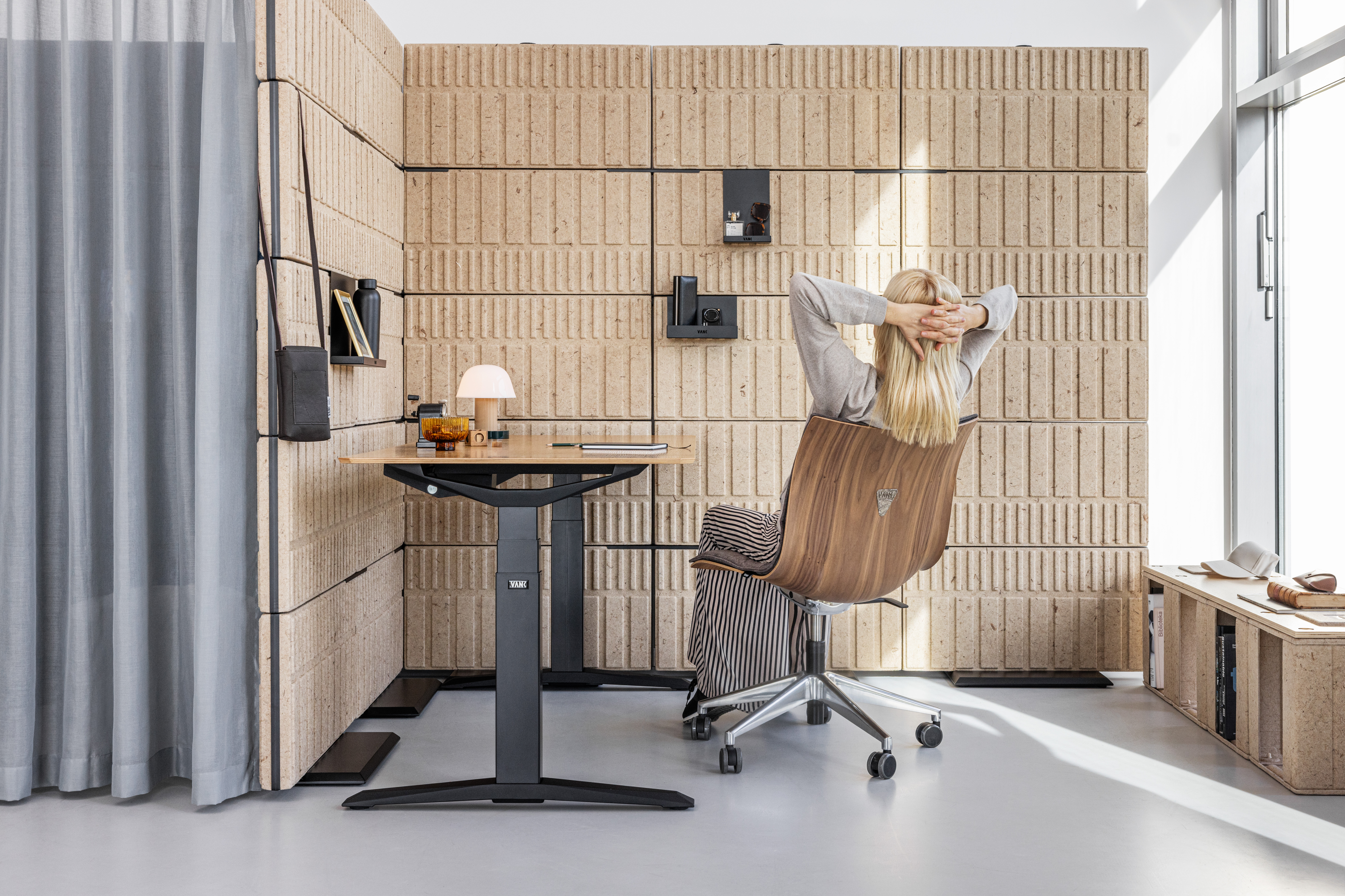 vank_flip_peel-chair-move-desk (1)