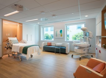 Danzer veneer was used as a point of emphasis that created a residential yet familiar feel at the new Fetal Care Special Delivery Unit at Nicklaus Children’s Hospital in Miami.